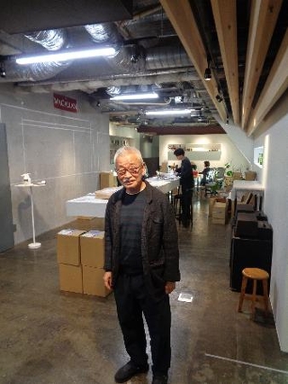 　「コトノネ」編集部が入る事務所に立つ里見喜久夫さん＝１１月、東京都目黒区