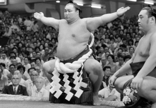 雲竜型の土俵入りを披露する新横綱の北の湖＝１９７４年９月、蔵前国技館