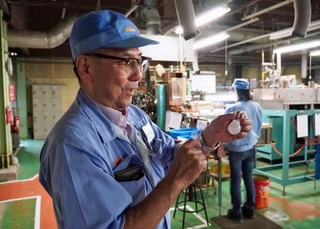 　電球の製造過程を説明する大井川電機製作所の佐々木孝行社長＝１０月、静岡県島田市