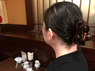 　取材に応じる佳奈さん＝８月８日、東京都新宿区