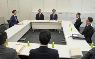 　自民党と日本維新の会が開いた衆院議員定数削減を巡る協議＝２１日、国会