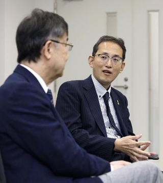 　ノーベル生理学・医学賞に選ばれた大阪大の坂口志文特任教授（左）と対談する全国がん患者団体連合会の天野慎介理事長＝１１月４日、大阪府吹田市