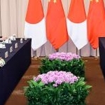 　中国の習近平国家主席（右から２人目）と会談する高市首相（左から２人目）＝３１日、韓国・慶州（代表撮影・共同）
