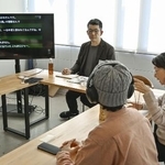 　文字起こしアプリを使い、会話を聞き取りやすくする「聞き取り困難症」の当事者ら＝２０２５年２月、奈良市