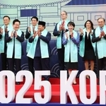 　ＡＰＥＣ首脳会議の記念撮影で拍手する高市首相（右から５人目）ら各国首脳＝１日、韓国・慶州（代表撮影・共同）