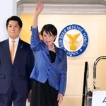 　ＡＰＥＣ首脳会議などの外交日程を終え、韓国から帰国した高市首相（右）＝１日夜、羽田空港