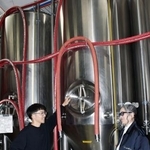 　クラフトビール醸造所「うちゅうブルーイング」創業者の楠瀬正紘さん（左）と鈴木ルミコさん＝１０月、山梨県北杜市