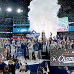 　米大リーグのワールドシリーズを２連覇し、喜ぶドジャースの選手たち＝２日、トロント（共同）