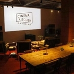 　カフェ「シネマキッチン　映画の空気」。スクリーンで映画を見ながら飲食ができる＝２０２５年１０月、北海道函館市