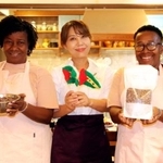 　サントメ・プリンシペから来日したファティマさん（右）らと写真に納まる田中千尋さん（中央）＝２０２５年１０月、名古屋市