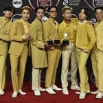 　韓国コンテンツは、Ｋ-ＰＯＰと呼ばれる音楽も世界的に流行している。アメリカン・ミュージック・アワードを受賞したＢＴＳ（防弾少年団）＝２０２１年１１月、米ロサンゼルス（ＡＰ＝共同）