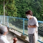 　利用者の自宅を定期訪問するケアマネジャーの東陽子さん＝１０月、奈良県黒滝村