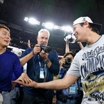 　米大リーグ、ブルージェイズとのワールドシリーズ第７戦を制して２連覇を達成し、喜ぶドジャースの山本由伸（左）と大谷翔平＝２日、トロント（共同）