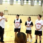 　手話やサインバスケで指導する坂本知加良監督（左）＝８月、北海道新得町