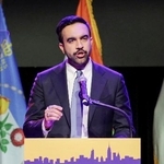 　４日、ニューヨーク市長選で勝利演説する民主党候補のゾーラン・マムダニ氏。イスラム教徒として初のニューヨーク市長誕生となる（ロイター＝共同）