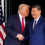 　１０月３０日、韓国・釜山で握手するトランプ米大統領（左）と中国の習近平国家主席（ゲッティ＝共同）