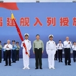 　中国軍の新型空母「福建」が就役し、式典に臨む習近平国家主席（手前中央）＝５日、中国海南省三亜市（新華社＝共同）