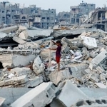 　パレスチナ自治区ガザ北部でがれきの中で立つ子ども＝６日（ロイター＝共同）