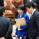 　衆院予算委を終え、委員らと話す高市首相（中央）＝７日午後