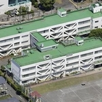 　男２人が侵入した東京都立川市の小学校＝５月