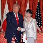 　日米首脳会談後の署名式で握手を交わすトランプ米大統領（左）と高市早苗首相＝１０月２８日、東京・元赤坂の迎賓館