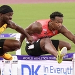 世界選手権東京大会の男子１１０メートル障害決勝で力走する村竹ラシッド（右）＝９月１６日、国立競技場