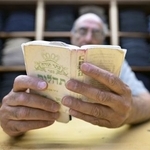 　勤務中も熱心に祈りをささげるユダヤ人＝２０２５年１０月、イラン・イスファハン（共同）