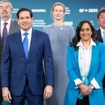 　１２日、写真撮影に臨むルビオ米国務長官（前列左）とカナダのアナンド外相（前列右）＝カナダ・ナイアガラオンザレーク（カナダ通信、ＡＰ＝共同）