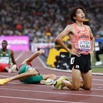 世界選手権（世界陸上）東京大会の男子３０００メートル障害決勝のレースを終えた三浦龍司＝９月１５日、国立競技場
