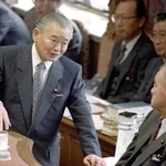 　竹下登首相（左）と衆院税制問題特別委の金丸信委員長。国会審議ではリクルート事件を巡る質疑が飛び交った＝１９８８年１１月