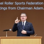 　記者会見する国際ろう者スポーツ委員会のアダム・コーサ会長＝１４日、東京都渋谷区