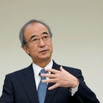 　視察後、取材に応じる新潟県の花角英世知事＝１４日午後、新潟県刈羽村