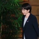 　首相官邸を出る高市首相＝１４日夜