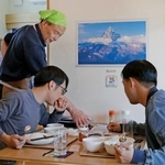 　「ＫａｎａＫａｎａ」を訪れた鈴木奏和さん（右）らと談笑する内海正義さん（奥）＝１１月、宮城県気仙沼市