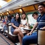 　列車内で取材に応じる外国人観光客ら＝２０２５年９月、ベトナム北部バクニン省（共同）