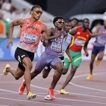 世界選手権東京大会の男子４００メートル準決勝で力走する中島佑気ジョセフ（左端）＝９月１６日、国立競技場