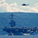 　ノルウェー沖を進む米原子力空母ジェラルド・フォード＝９月（ＮＴＢ提供・ロイター＝共同）