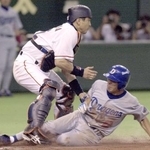 ２０００年７月の巨人戦で、犠飛により生還する荒木雅博さん＝東京ドーム