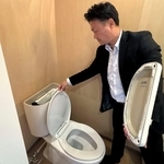 　「ピュアエデン」を活用し雨水を使って洗浄するトレーラーハウス内のトイレ＝２０２５年１０月、石川県穴水町