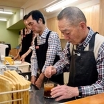 　「喫茶ドリーム」で働く脳卒中の当事者のスタッフ＝１０月、名古屋市