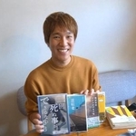 　著作を手にする和田翼さん＝２０２５年１０月、滋賀県大津市