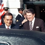 　１９８３年１月、第１回首脳会談を終え、ホワイトハウスを後にする中曽根康弘首相（左、当時）と、見送るレーガン大統領（当時）。「ロン・ヤス」関係を築いていくスタートとなった