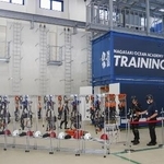 　洋上風力人材育成センター。手前は受講生が装着する器具、奥は高所作業訓練用のはしご＝４月、長崎市の伊王島