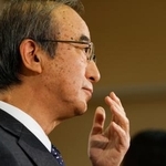 　新潟県庁で臨時に記者会見する花角英世知事＝２１日午後