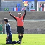 　サッカー男子の日本-オーストラリア戦で、笛だけでなく、旗も使うサッカーの主審＝福島県Ｊヴィレッジ