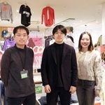 　古着の販売に取り組む（左から）長南怜士さん、堤腰俊吾さん、前西佳菜子さん＝２０２５年１１月１日、青森県弘前市の「ダブルスコア」