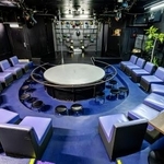 　「ニュー道後ミュージック」のステージと客席＝松山市