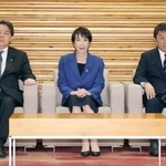 　臨時閣議に臨む高市首相（中央）ら。経済対策を決定した＝２１日午後、首相官邸