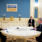 　ドリスコル米陸軍長官（右）と会談するウクライナのゼレンスキー大統領＝２０日、キーウ（ウクライナ大統領府提供・ＡＰ＝共同）