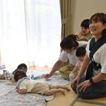 　“お昼寝”発起人の遠藤しのぶさん（右）。母親が昼寝をする間、別室で子どもを遊ばせる（右）＝６月、宮城県塩釜市